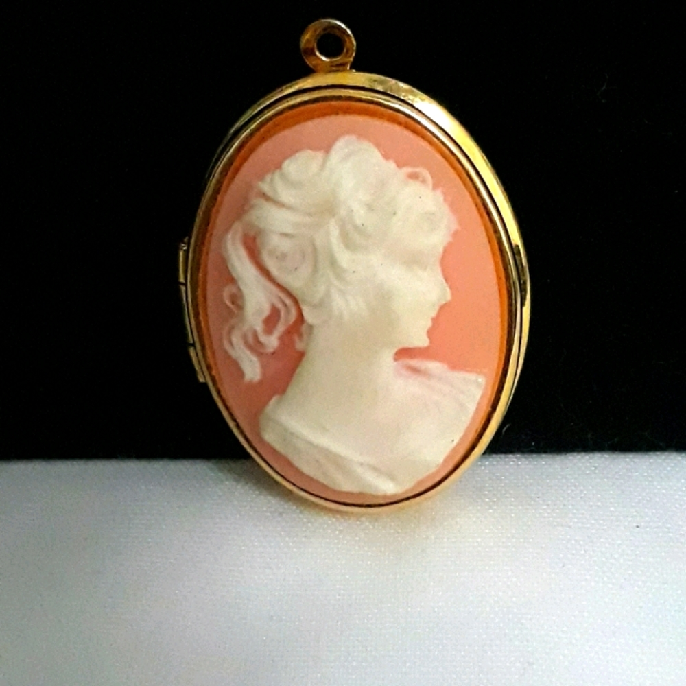 ❤❤VINTAGE CAMEO GOLD TONE